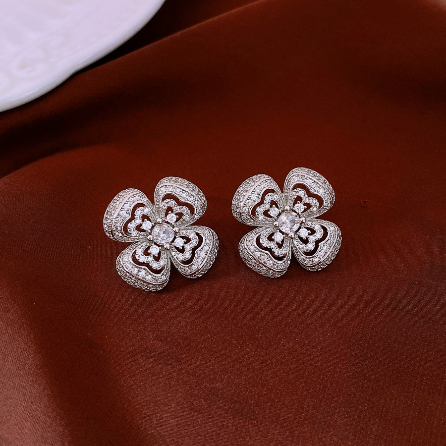 Four-petal Flower Clavicle Chain Fashion Special-interest Jewelry Suit Women - Image 5