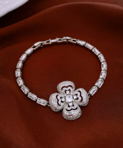 Four-petal Flower Clavicle Chain Fashion Special-interest Jewelry Suit Women - Image 4
