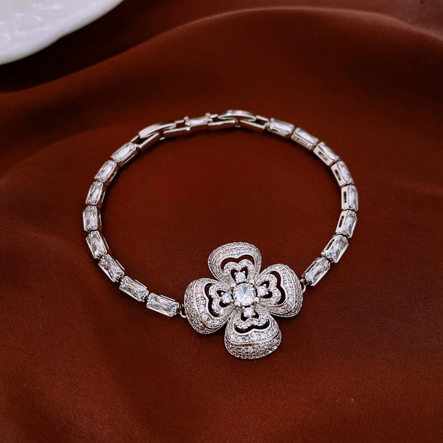 Four-petal Flower Clavicle Chain Fashion Special-interest Jewelry Suit Women - Image 4