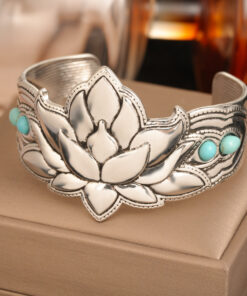 Vintage-style Turquoise Bracelet With A Textured Elegant Finish - Image 9