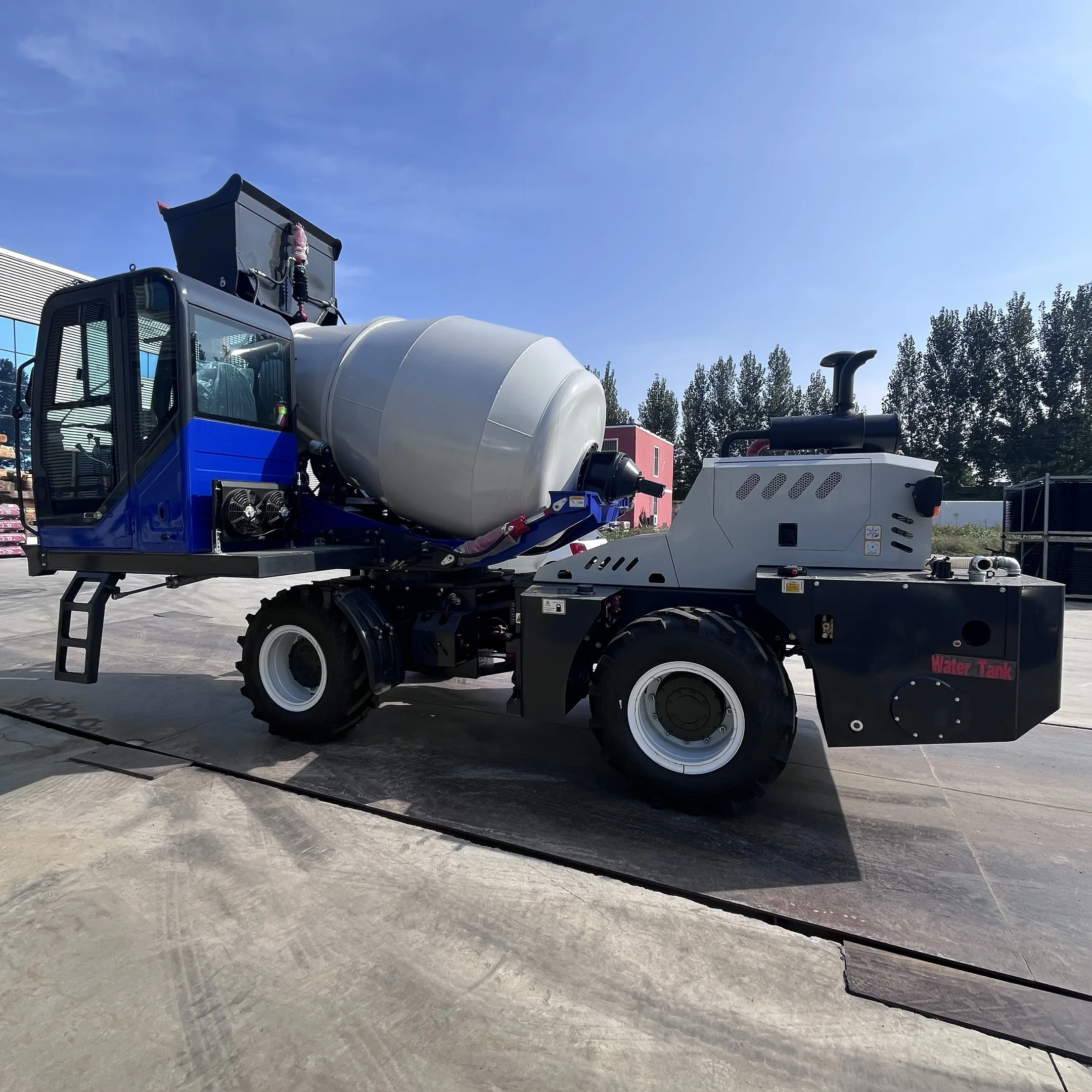 Mobile concrete mixer truck with hydraulic system for smooth mixing and easy operation in construction projects - Image 2