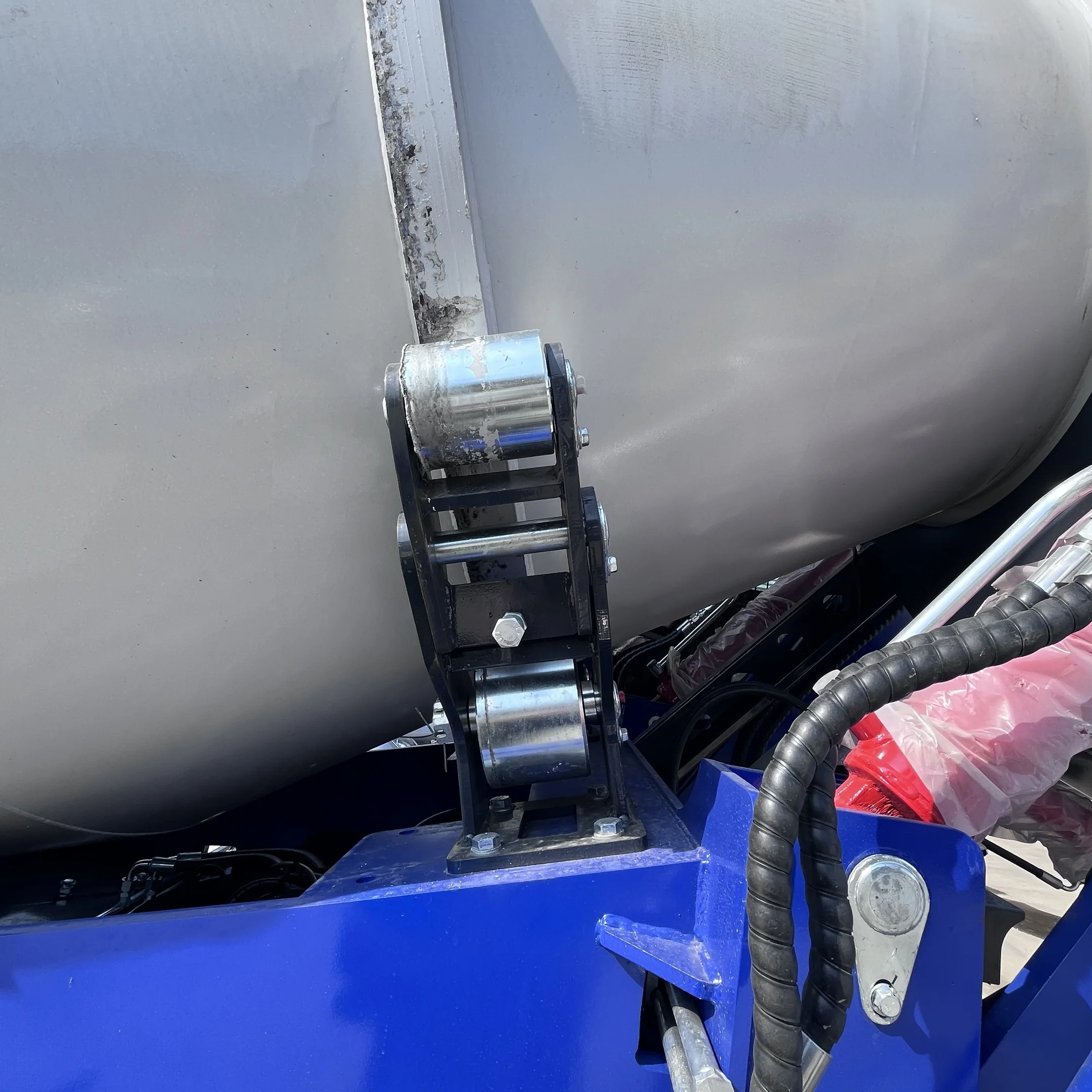 Mobile concrete mixer truck with hydraulic system for smooth mixing and easy operation in construction projects - Image 4