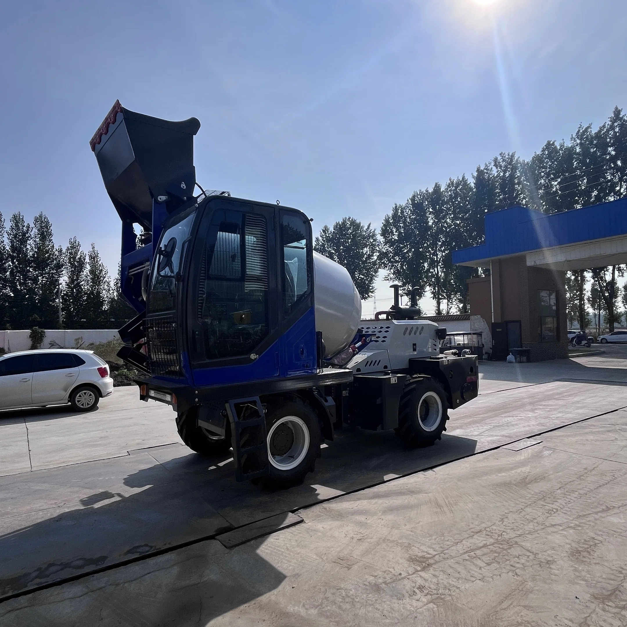 Mobile concrete mixer truck with hydraulic system for smooth mixing and easy operation in construction projects - Image 5