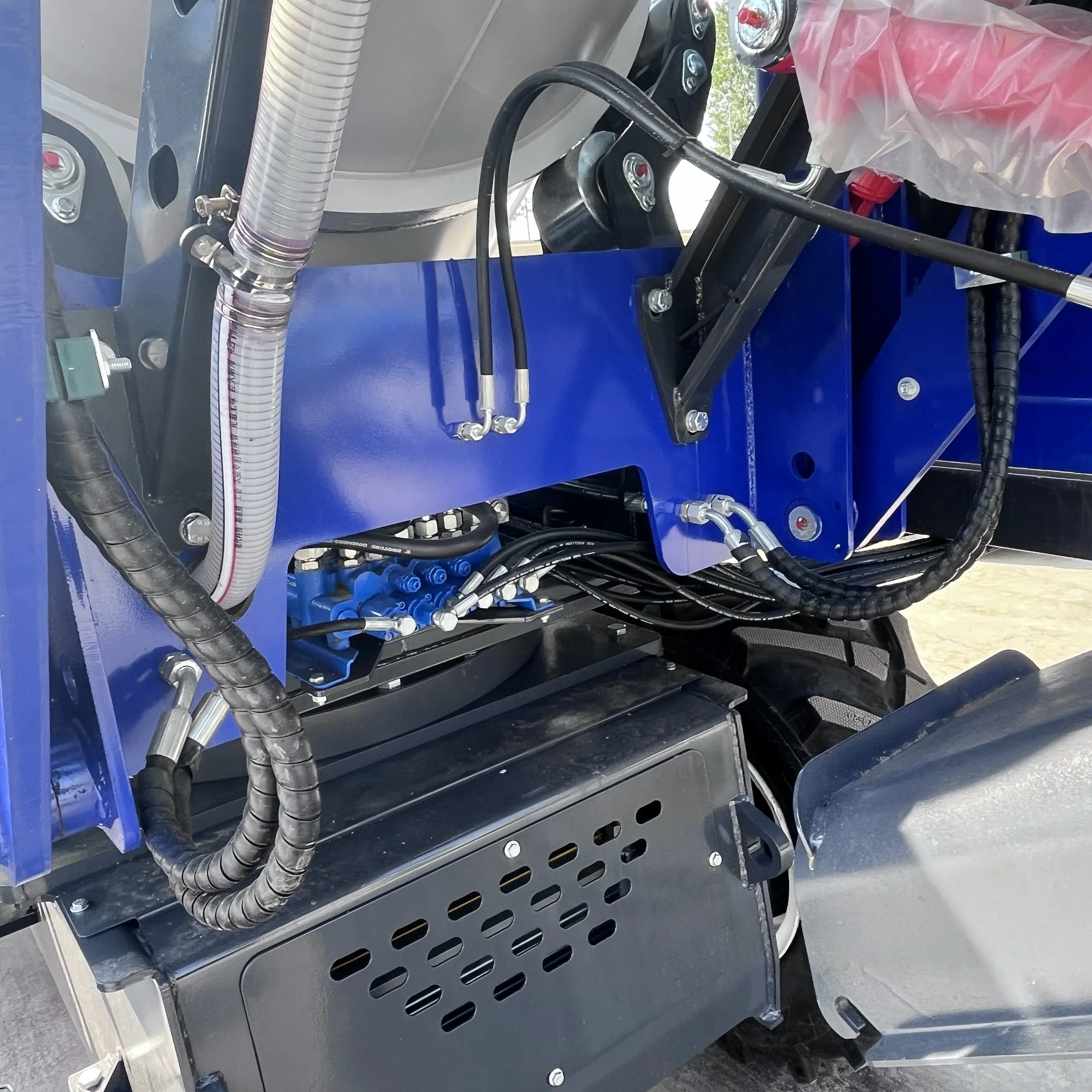 Mobile concrete mixer truck with hydraulic system for smooth mixing and easy operation in construction projects - Image 6